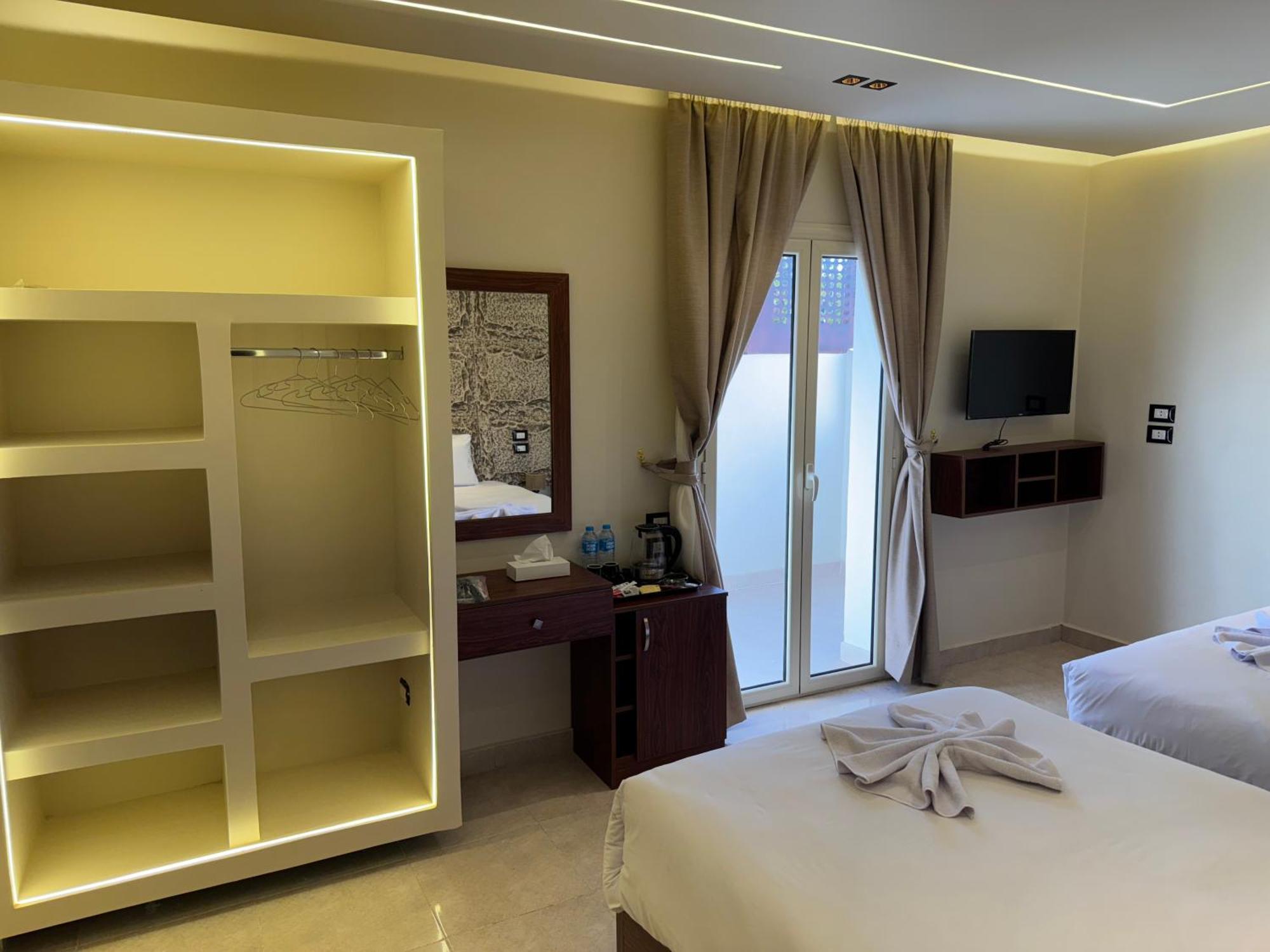 Master Pyramids Hotel Al Kawm al Akhdar Exteriör bild